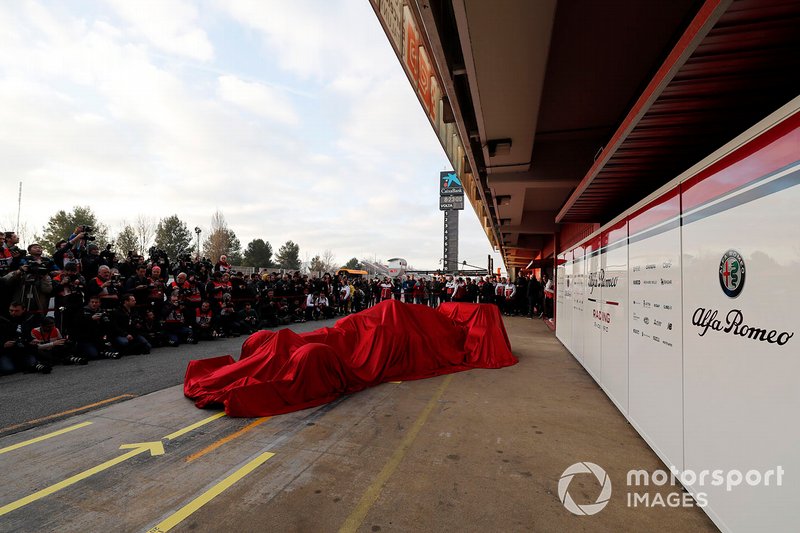 La nuova Alfa Romeo Racing C38 sotto al telo