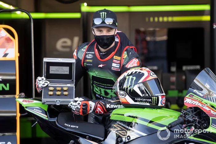 Jonathan Rea, del equipo Kawasaki Racing Team celebra su sexto Campeonato Mundial, con seis anillos de oro