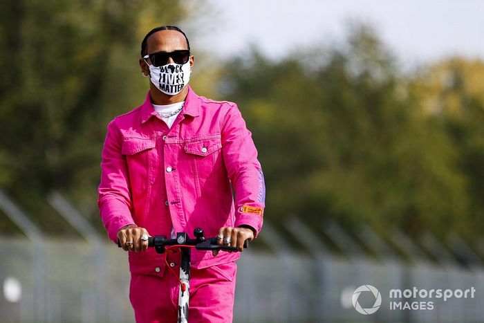 Lewis Hamilton, Mercedes-AMG F1 en un patinete