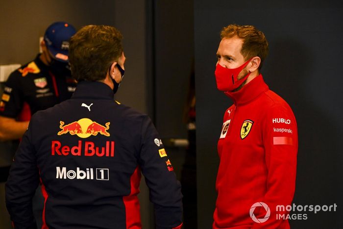 Christian Horner, director del equipo, Red Bull Racing y Sebastian Vettel, Ferrari hablan en la conferencia de prensa