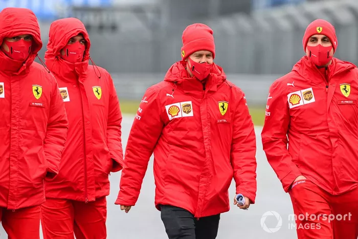 Sebastian Vettel recorre la pista de Nürburgring con el equipo Ferrari