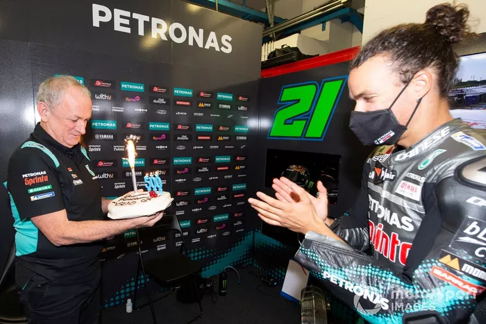 Franco Morbidelli, y el jefe del equipo Petronas Yamaha SRT, Ramón Forcada, celebran la carrera número 500