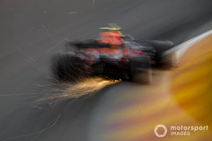 Alex Albon, Red Bull Racing RB16 sacando chispas 