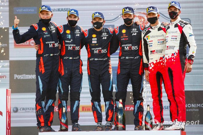 Podio: ganador de la carrera Ott Tänak, Martin Järveoja, Hyundai Motorsport Hyundai i20 Coupe WRC, segundo lugar Craig Breen, Paul Nagle, Hyundai Motorsport Hyundai i20 Coupe WRC, tercer lugar Sébastien Ogier, Julien Ingrassia, Toyota Gazoo Racing WRT Toyota Yaris WRC