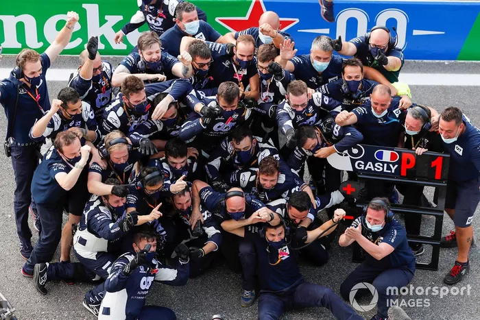 El equipo AlphaTauri celebra en el pit lane después de que Pierre Gasly, AlphaTauri AT01 gane la carrera

