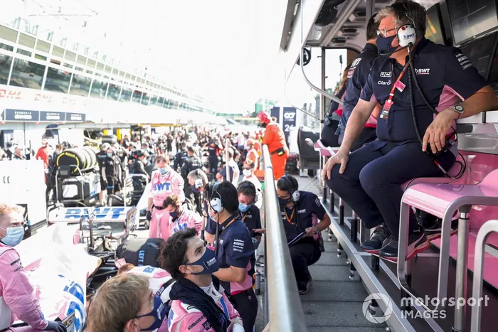 Otmar Szafnauer, director del equipo y CEO de Racing Point, en el muro de boxes.