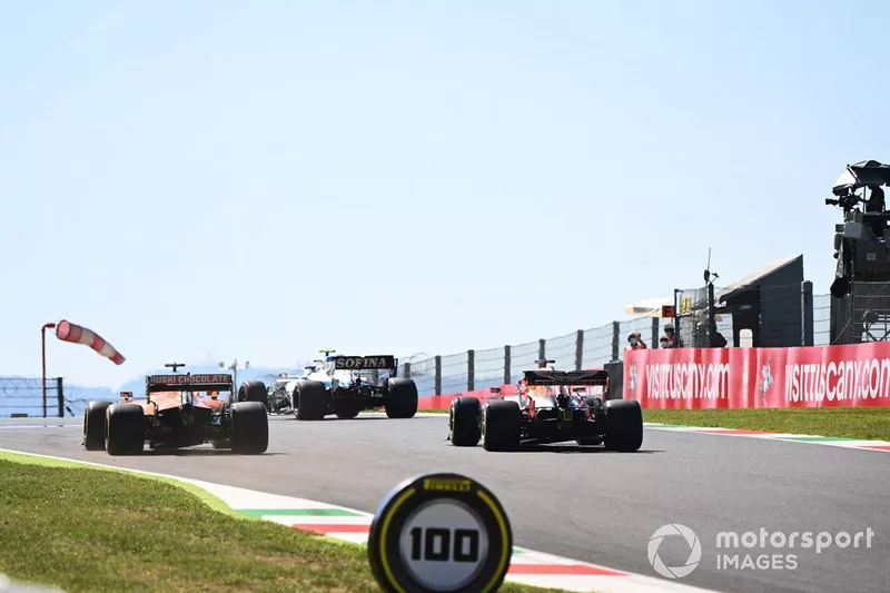 Nicholas Latifi, Williams FW43, Carlos Sainz Jr., McLaren MCL35, e Max Verstappen, Red Bull Racing RB16
