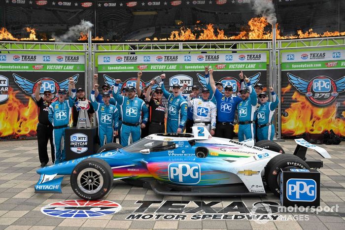 Josef Newgarden, Chevrolet del equipo Penske, celebra en el Victory Lane