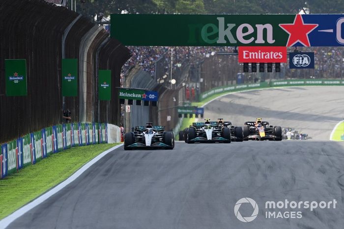 George Russell, Mercedes W13, Lewis Hamilton, Mercedes W13, Max Verstappen, Red Bull Racing RB18, Sergio Pérez, Red Bull Racing RB18, el resto en la salida