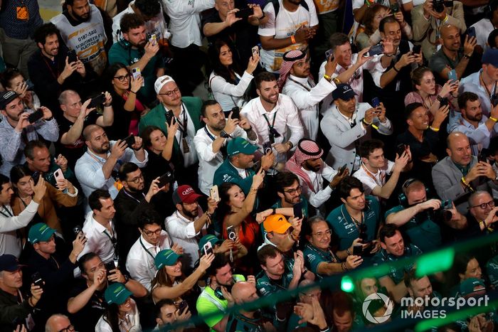 Una multitud reunida para la ceremonia del podio