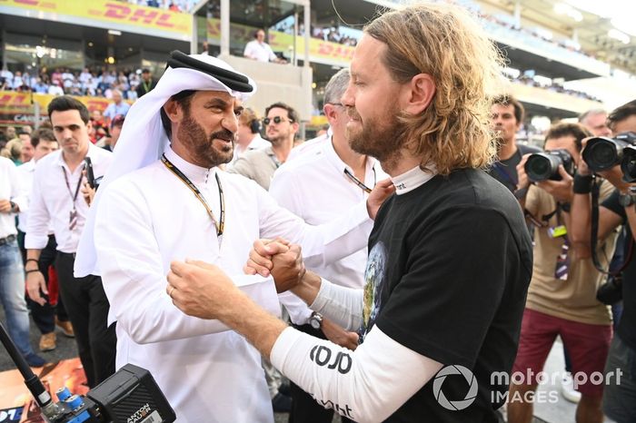 Mohammed bin Sulayem, Presidente de la FIA, en la parrilla con Sebastian Vettel, Aston Martin