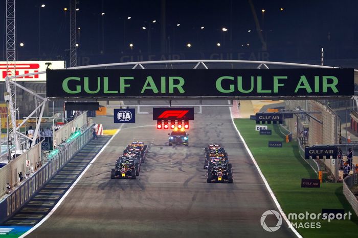 Max Verstappen, Red Bull Racing RB19, Sergio Pérez, Red Bull Racing RB19, se preparan para liderar la salida.