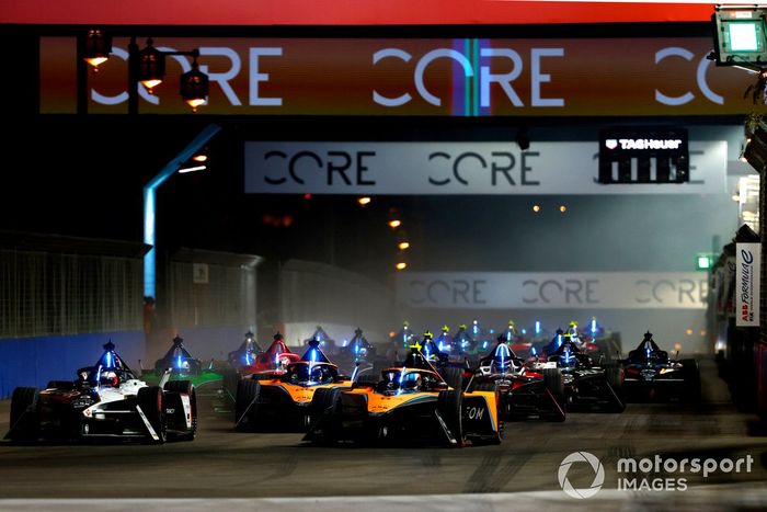 Mitch Evans, Jaguar Racing , Jaguar I-TYPE 6, Jake Hughes, McLaren, e-4ORCE 04, Rene Rast, NEOM McLaren Formula E Team, e-4ORCE 04, inicio