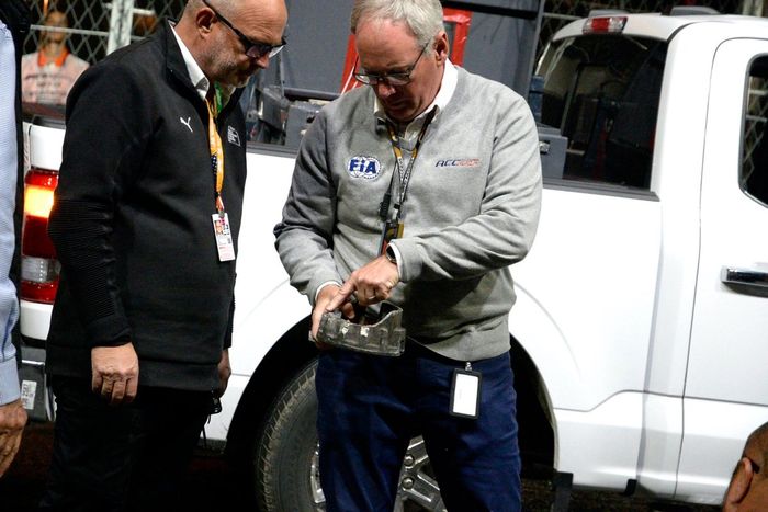 Se trabaja y debate para arreglar las tapas de alcantarilla sueltas en la vía