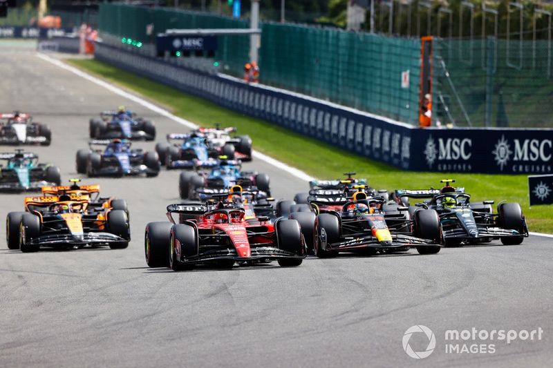 Charles Leclerc, Ferrari SF-23, Sergio Pérez, Red Bull Racing RB19, Carlos Sainz, Ferrari SF-23, Lewis Hamilton, Mercedes F1 W14, Oscar Piastri, McLaren MCL60, Max Verstappen, Red Bull Racing RB19, el resto de la parrilla en la salida.