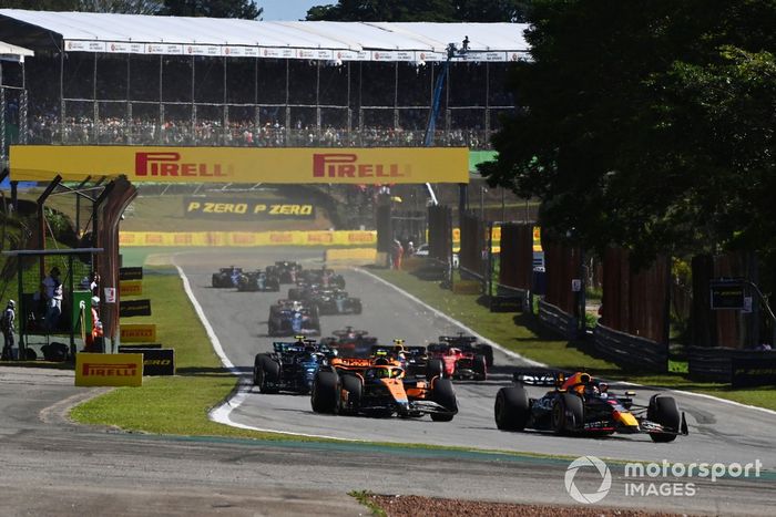 Max Verstappen, Red Bull Racing RB19, Lando Norris, McLaren MCL60, el resto de la parrilla.