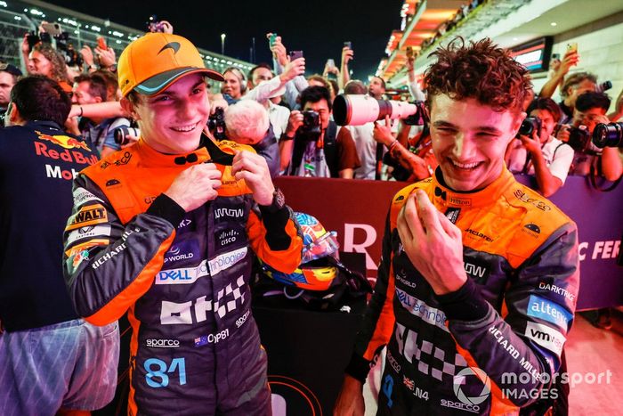 Oscar Piastri, McLaren, 1ª posición, Lando Norris, McLaren, 3ª posición, conversan en Parc Ferme tras la carrera Sprint.
