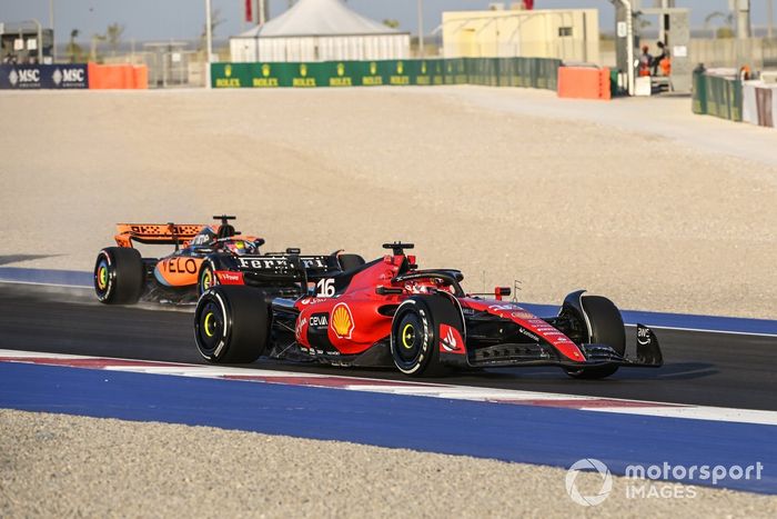 Charles Leclerc, Ferrari SF-23, adelanta a Oscar Piastri, McLaren MCL60