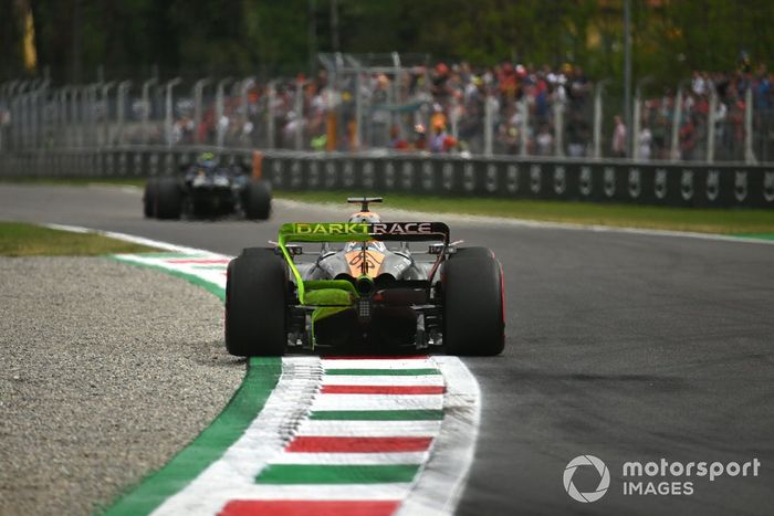 Oscar Piastri, McLaren MCL60, con pintura aerodinámica