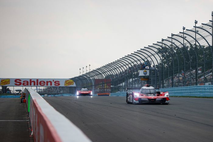 #93 Acura Meyer Shank Racing w/Curb Agajanian Acura ARX-06: Renger Van Der Zande, Nick Yelloly, Kaku Ohta