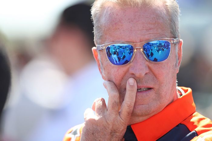 Herve Poncharal из Франции и владелец команды Tech3 KTM Racing в сетке MotoGP.