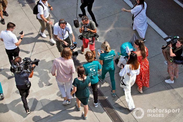 Sebastian Vettel, Aston Martin, recorre el paddock