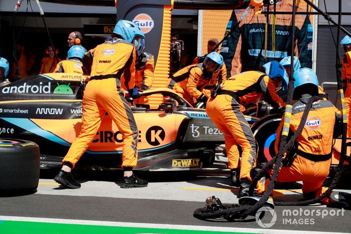 Daniel Ricciardo, McLaren MCL36, hace una parada en boxes