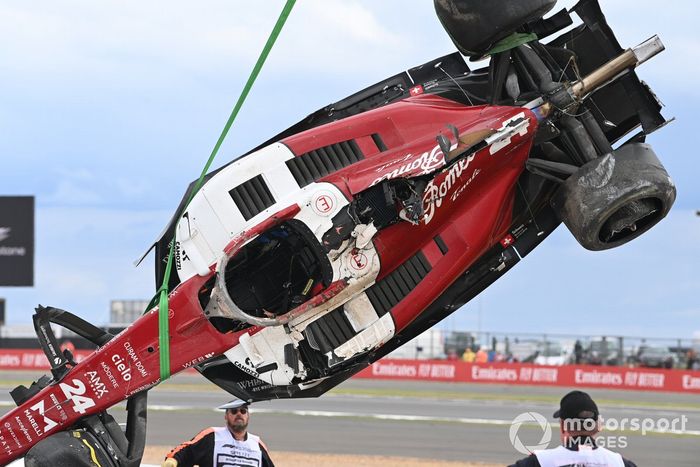 Los oficiales de pista retiran el coche dañado de Zhou Guanyu, Alfa Romeo C42