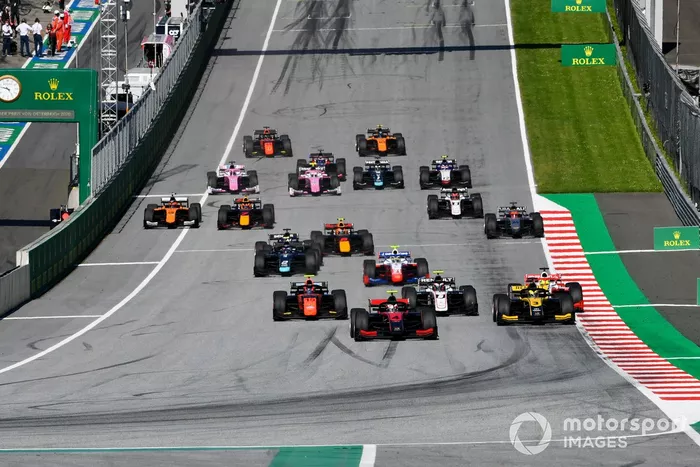 Arrancada Callum Ilott, UNI-Virtuosi, leads Guanyu Zhou, UNI-Virtuosi, Felipe Drugovich, MP Motorsport, Christian Lundgaard, ART Grand Prix, Mick Schumacher, Prema Racing