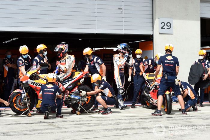 Cambio de neumáticos durante una clasificación en el box del equipo Repsol