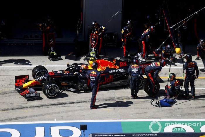 Alex Albon, Red Bull Racing RB16 pit stop
