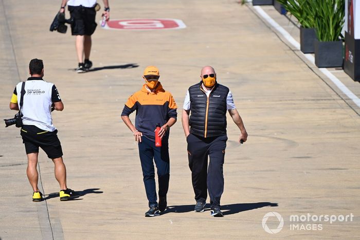 Lando Norris, McLaren en el paddock