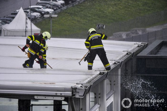 Los comisarios remueven agua del tejado