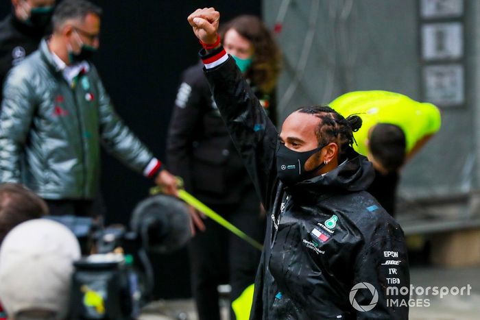 Lewis Hamilton, Mercedes-AMG F1 y el equipo de Mercedes celebran después de haber conseguido el séptimo título del campeonato mundial de pilotos