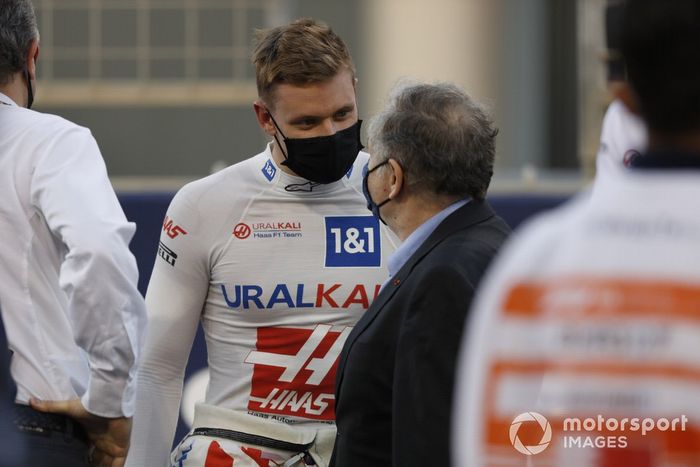 Mick Schumacher, Haas F1, and Jean Todt, President, FIA, on the grid