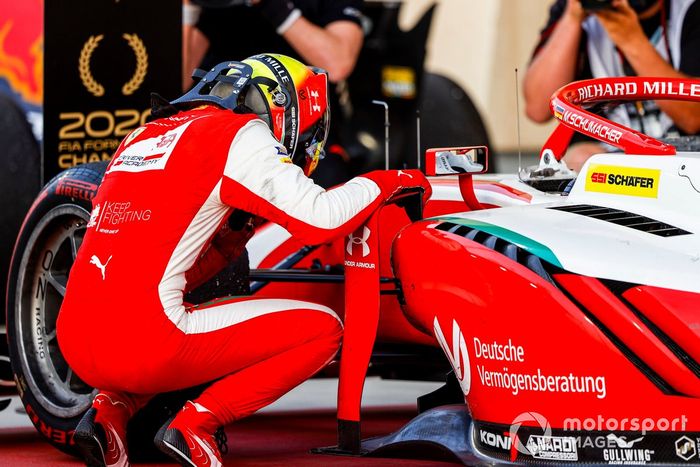 El campeón de F2 Mick Schumacher, Prema Racing celebra en Parc Ferme 