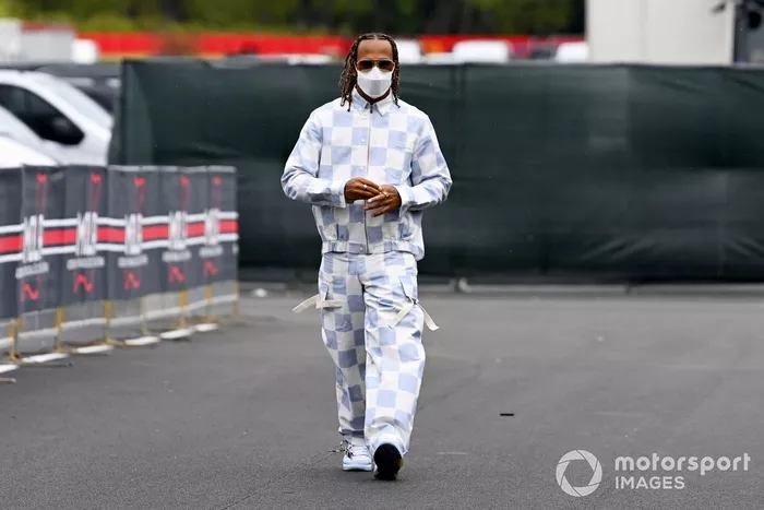 Lewis Hamilton, Mercedes, llega al circuito