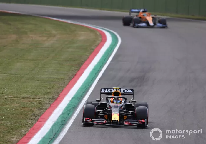 Sergio Pérez, Red Bull Racing RB16B, Daniel Ricciardo, McLaren MCL35M