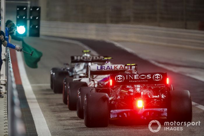 Valtteri Bottas, Mercedes W12, Mick Schumacher, Haas VF-21 y Pierre Gasly, AlphaTauri AT02 