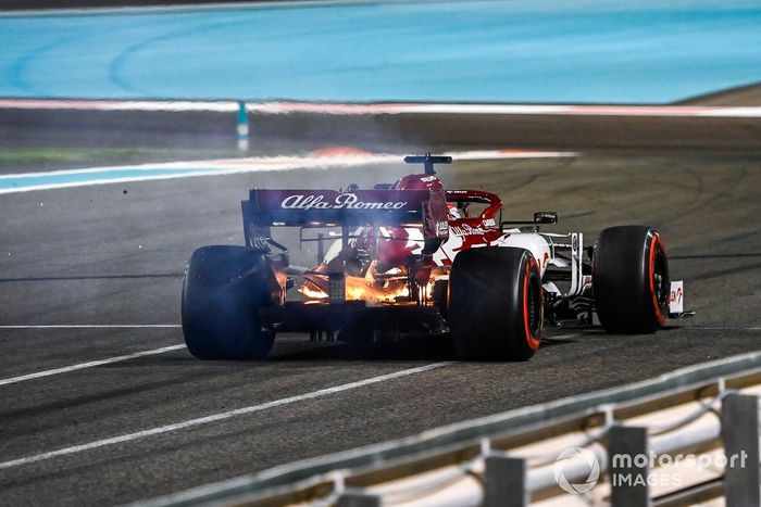 Kimi Raikkonen, Alfa Romeo Racing C39 detenido en la pista con el motor en llamas