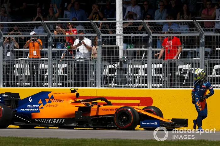 Lando Norris, McLaren, se retira de la carrera