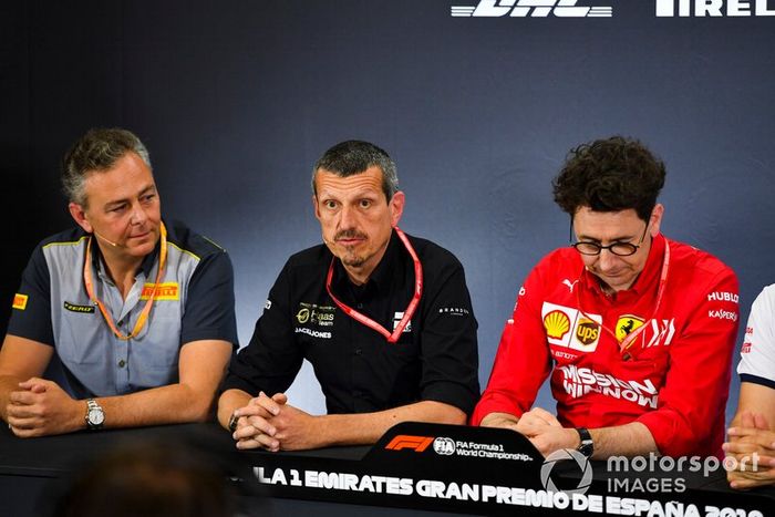 Mario Isola, gerente de carreras Pirelli Motorsport; Guenther Steiner,director de Haas F1, y Mattia Binotto, director de Ferrari, en una conferencia de prensa