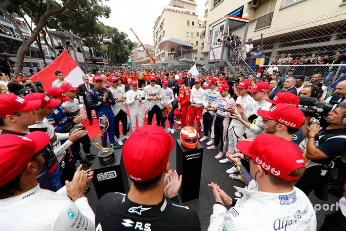Start öncesi Niki Lauda anısına