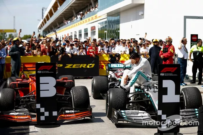 O piloto ficou emocionado com a vitória depois dos problemas que teve antes da largada.