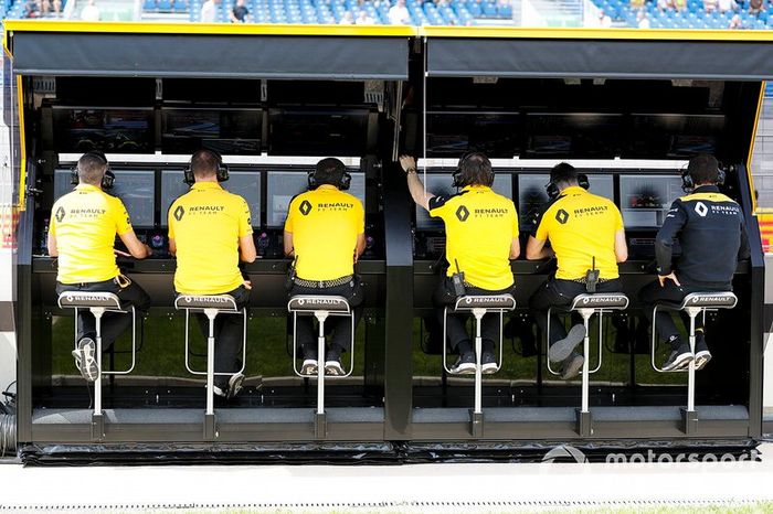 El equipo Renault en el muro