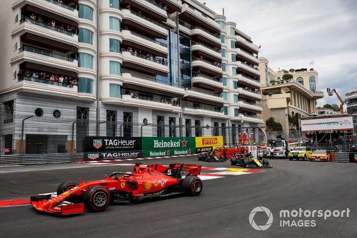 Sebastian Vettel, Ferrari SF90,  Daniel Ricciardo, Renault R.S.19, y  Kevin Magnussen, Haas F1 Team VF-19