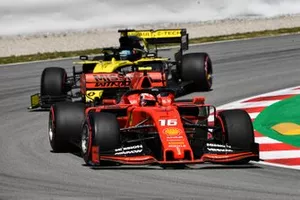Charles Leclerc, Ferrari SF90, voor Daniel Ricciardo, Renault R.S.19
