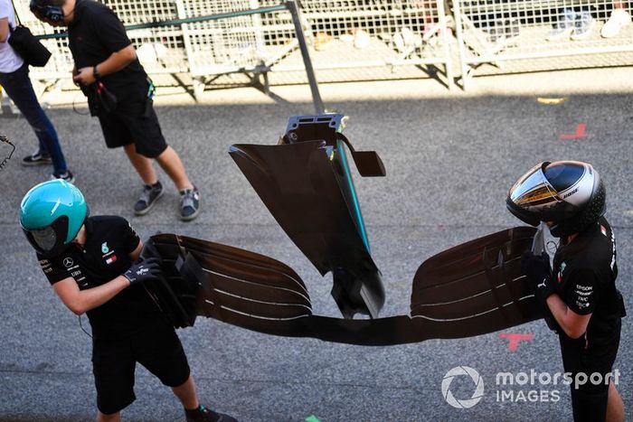 Los mecánicos de AMG Mercedes llevan un alerón delantero