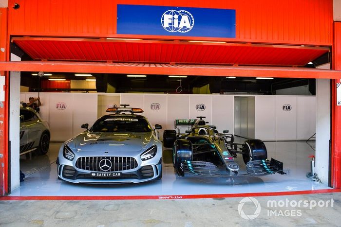 Coche de seguridad y coche de Lewis Hamilton, Mercedes AMG F1 W10 en el garaje de la FIA