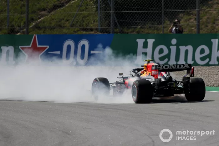 Sergio Perez, Red Bull Racing RB16B effettua testacoda durante le qualifiche